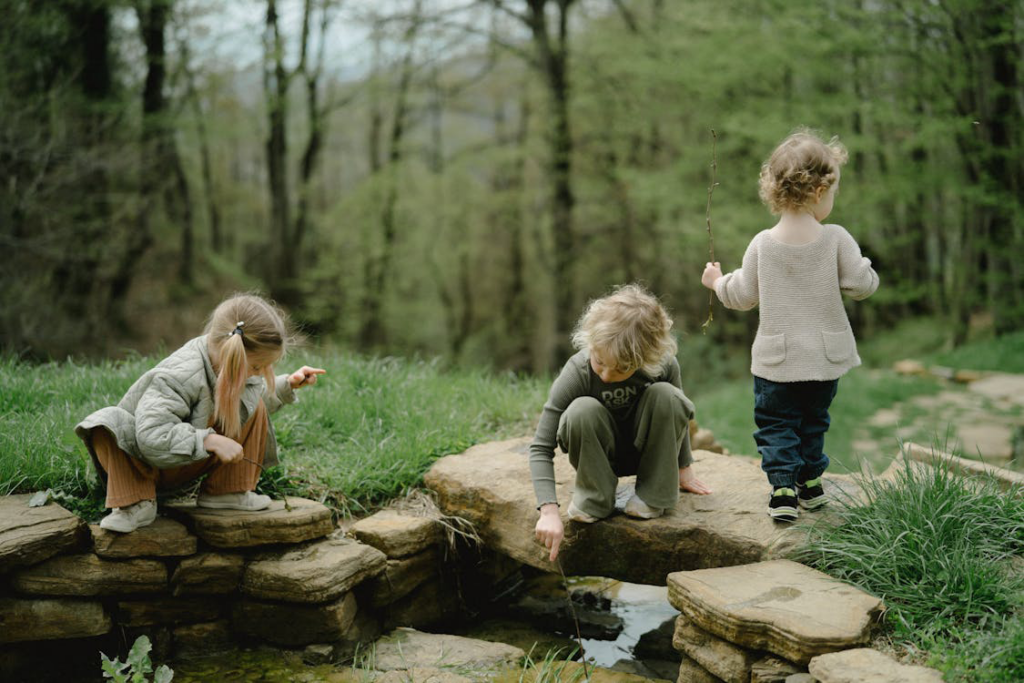 Comment transformer une balade en forêt avec les enfants en aventure éducative ?