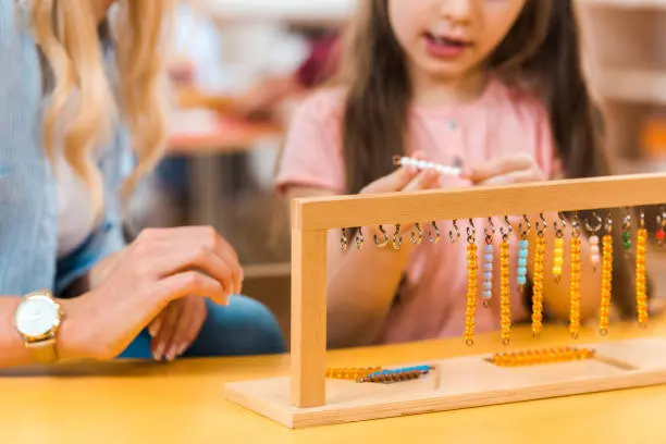 Matériels Montessori et perles pour apprendre les mathématiques